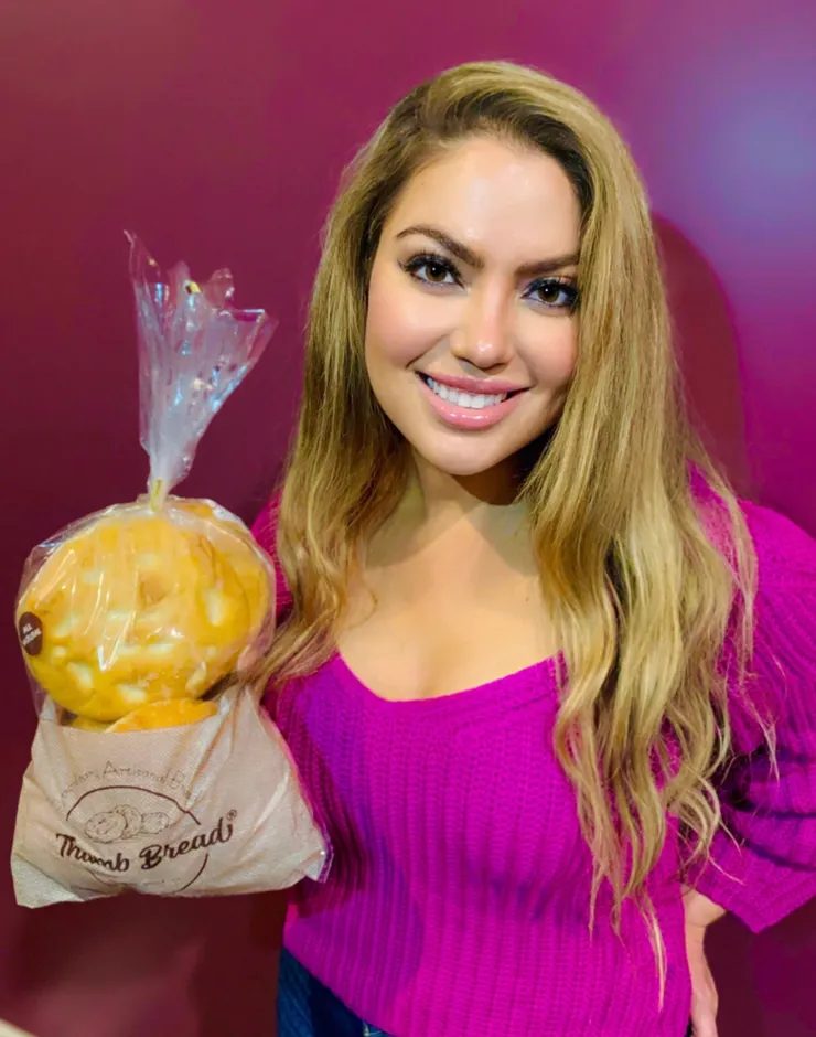 Arzu Esendemir with a bag of Thumb Bread® in the burlap bag